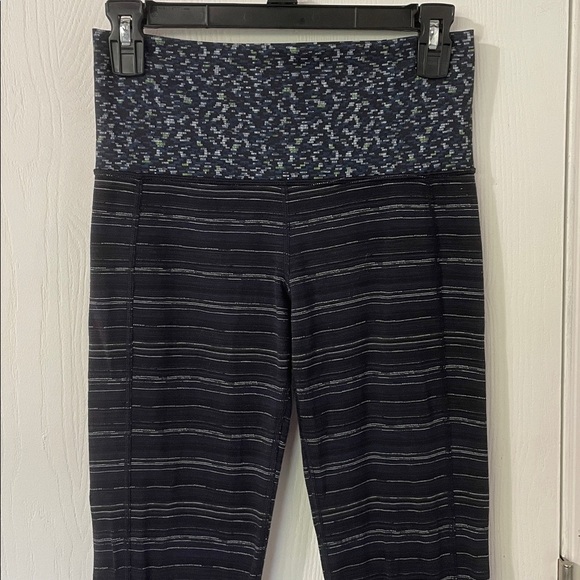Lululemon Skinny Groove Pant II (Roll Down) Navy Striped Size 6 - Picture 4 of 10